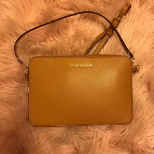 NWT Michael Kors Large Jet Set Crossbody Acorn